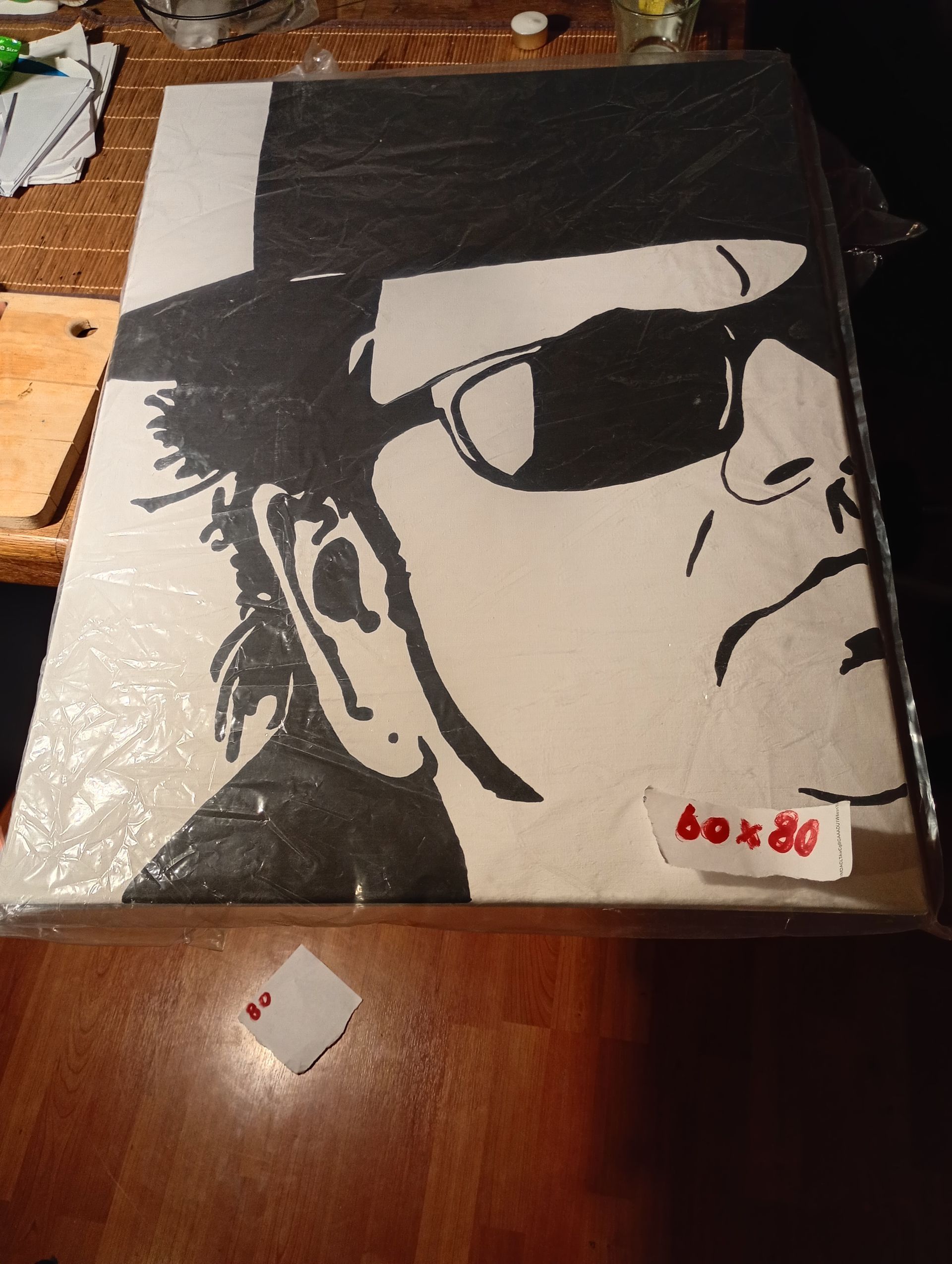 Zwart-witportret van een persoon met een hoed en een zonnebril, mogelijk een muzikant.