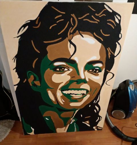 Schilderij van Michael Jackson met zwarte, bruine, groene en beige tinten, lachend.