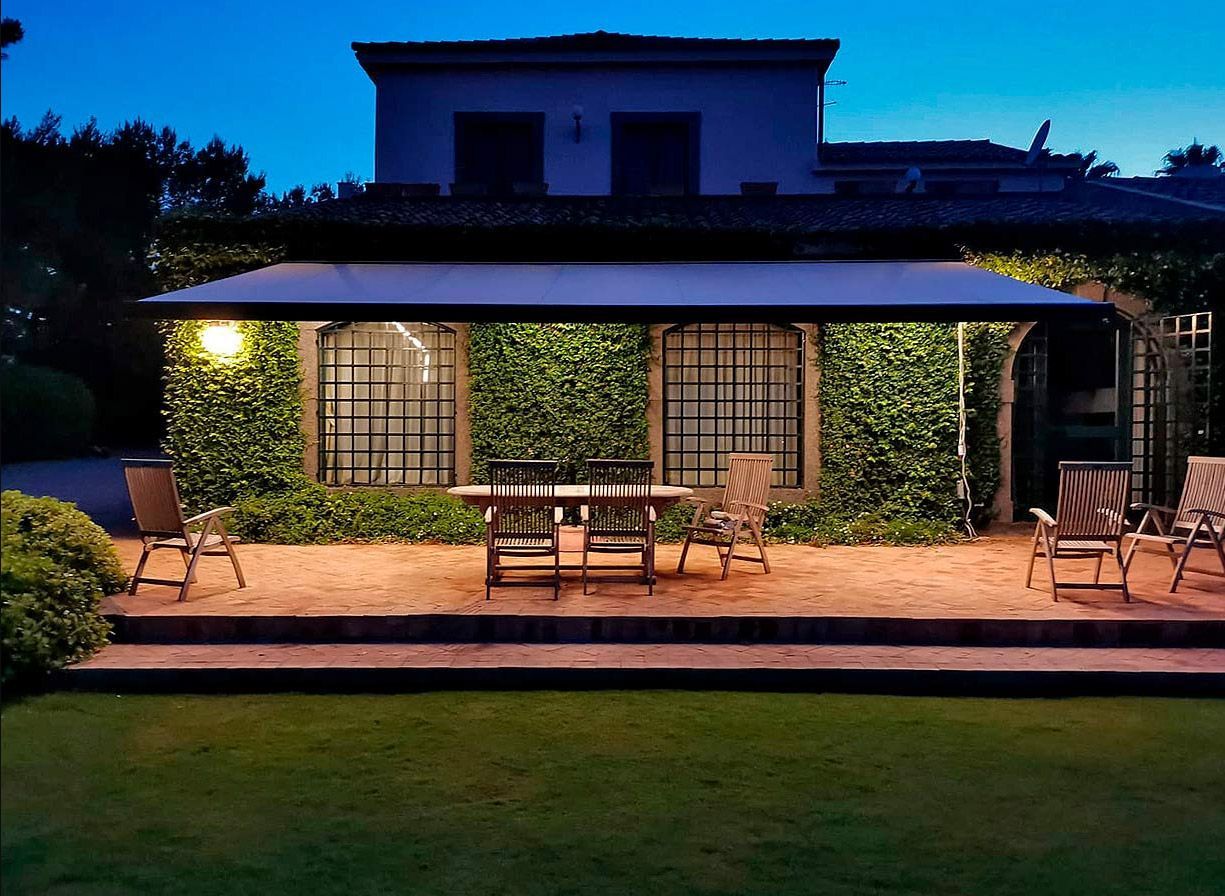 tende da sole su edificio in notturna