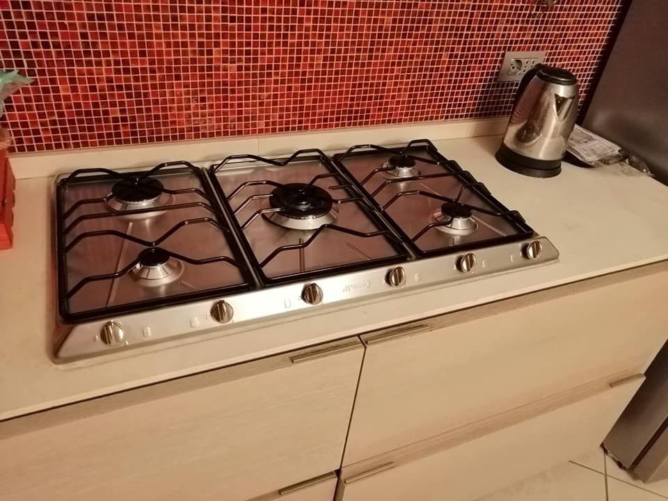 piano cottura con 5 fornelli
