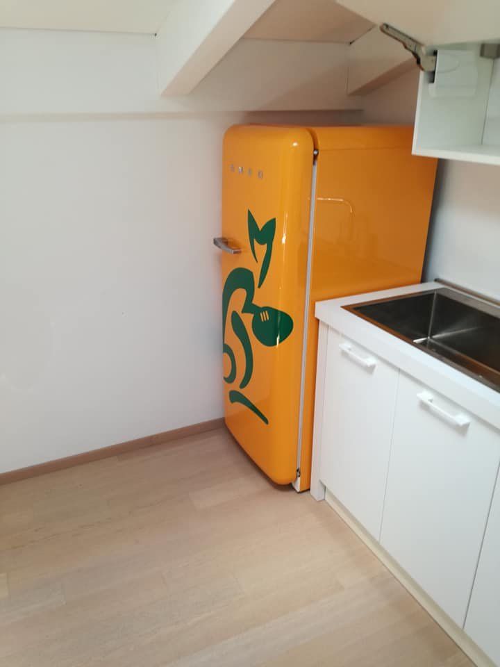 frigorifero arancione