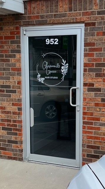 A door with the number 952 on it