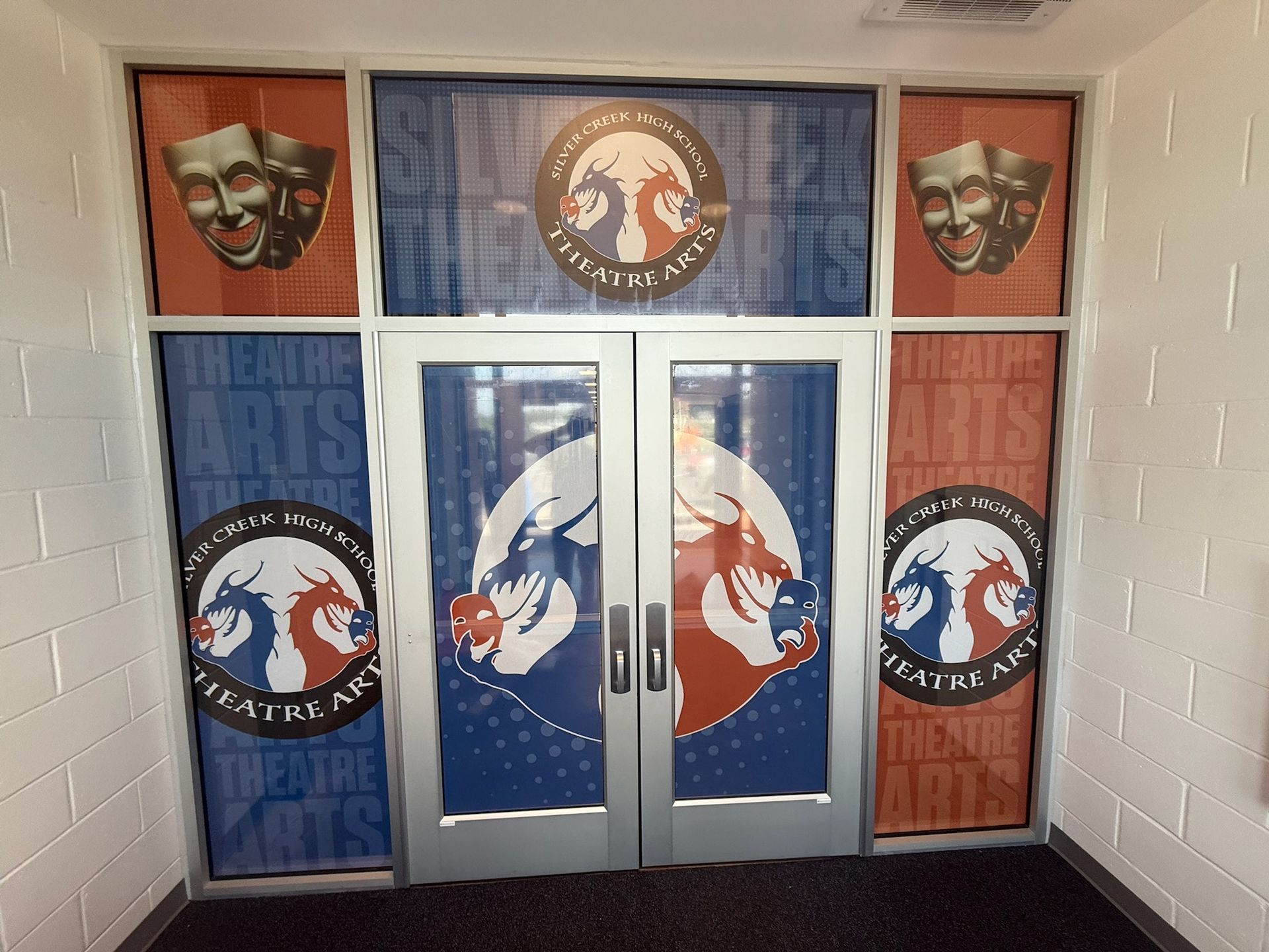 A sign on the side of a building that says signature countertops