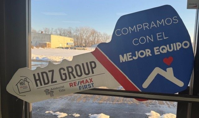 A sign that says compramos con el mejor equipo on it