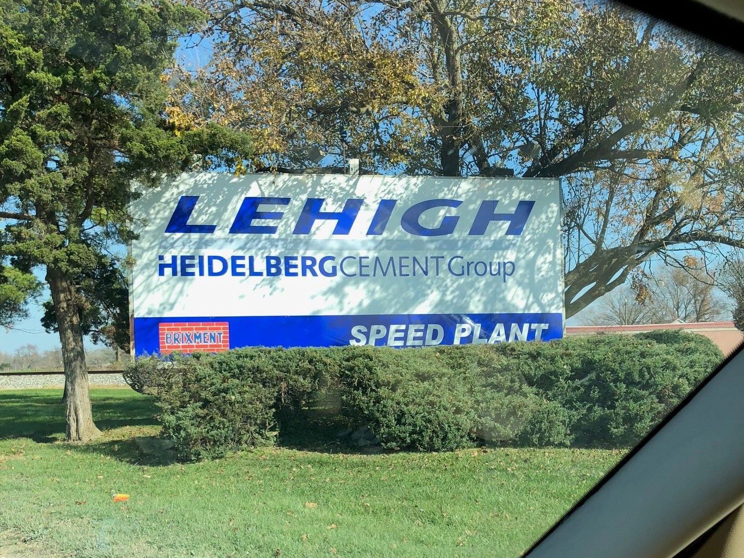 A sign that says lehigh heidelberg cement group on it