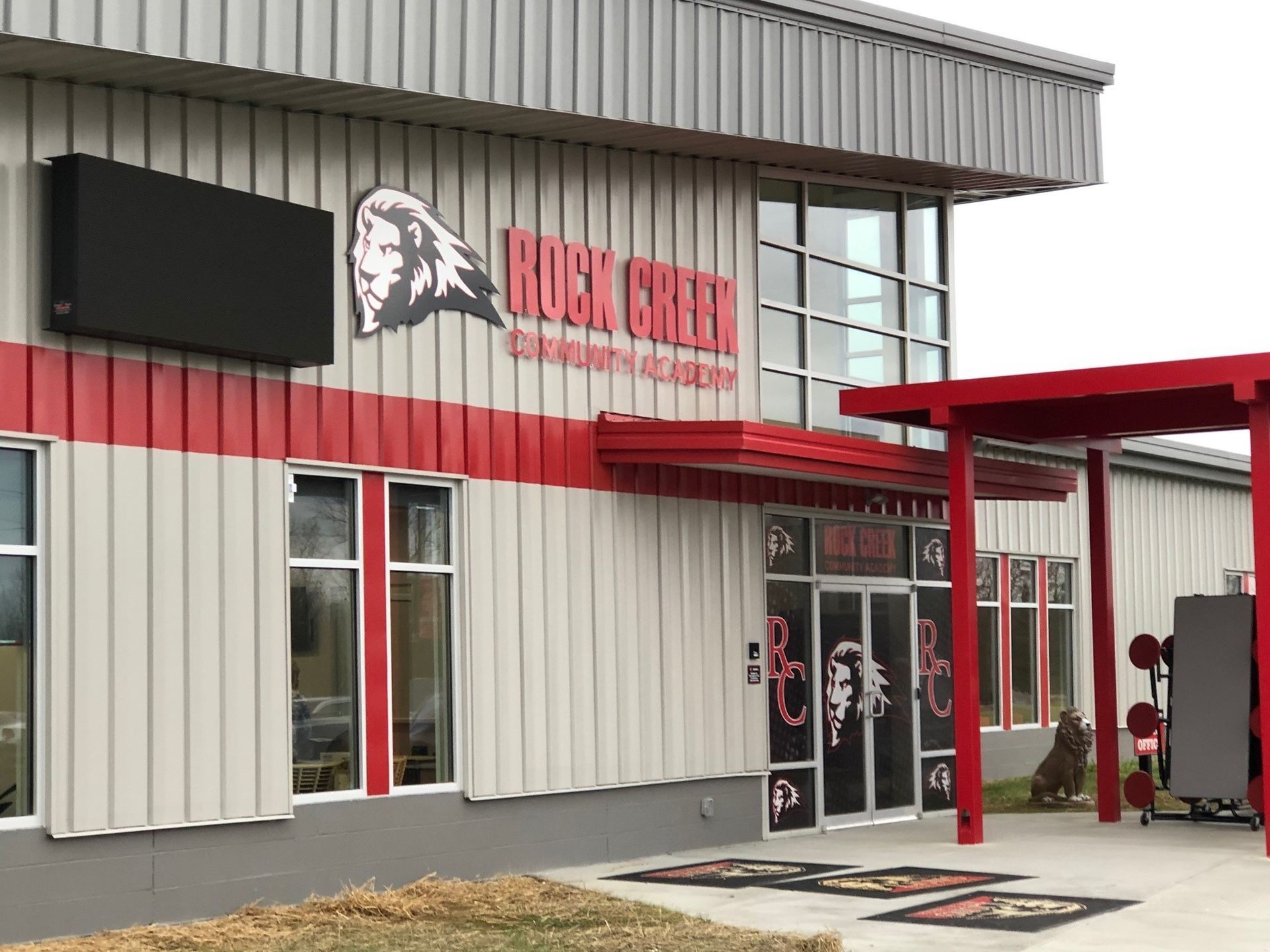 The front of a building with the word rock creek on it