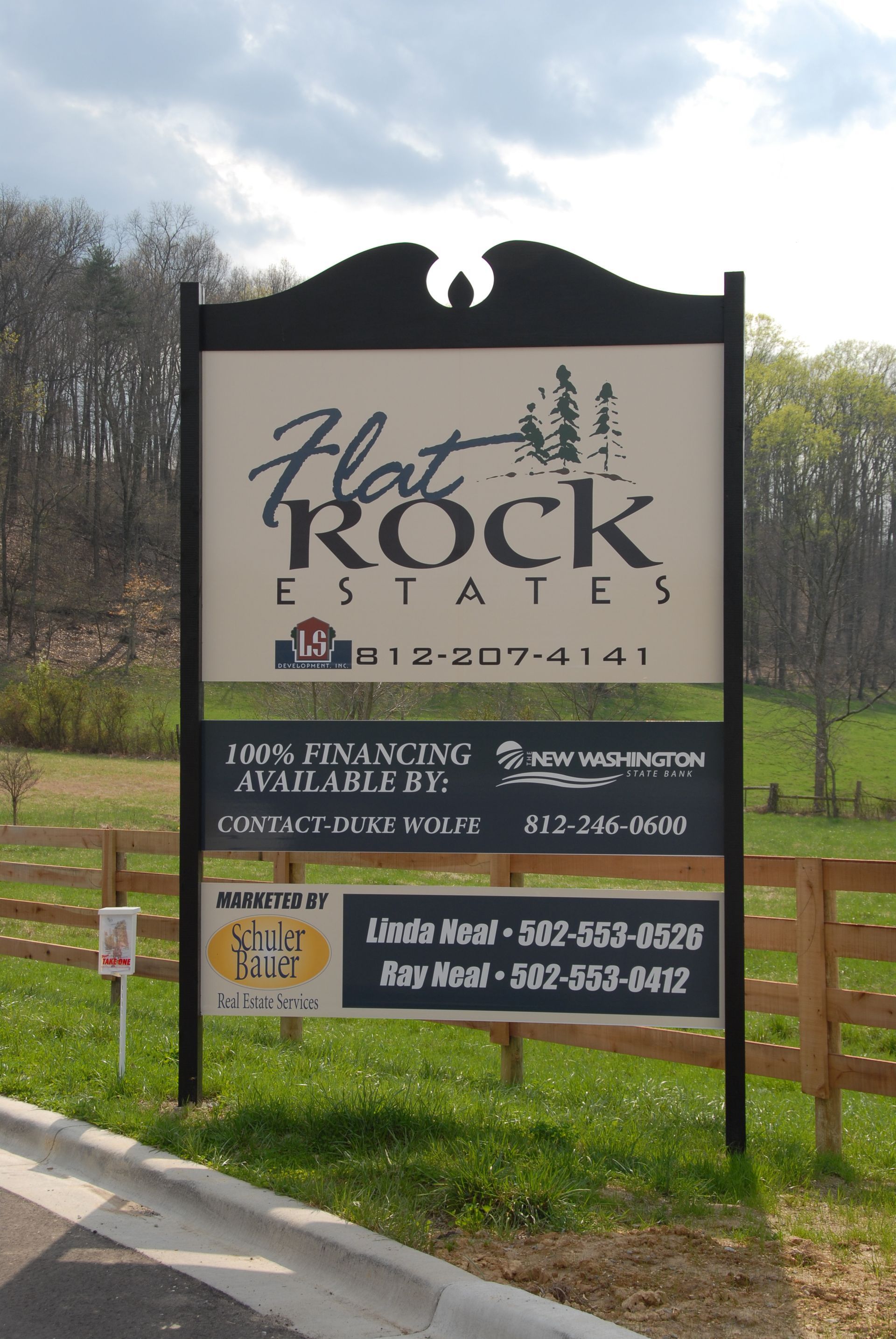 A sign that says flat rock estates on it