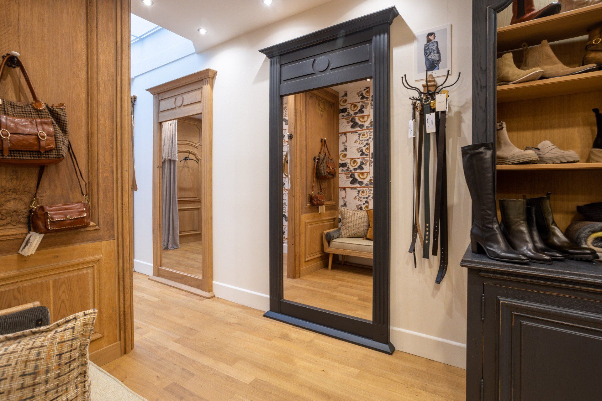 Il y a un grand miroir au milieu du couloir.