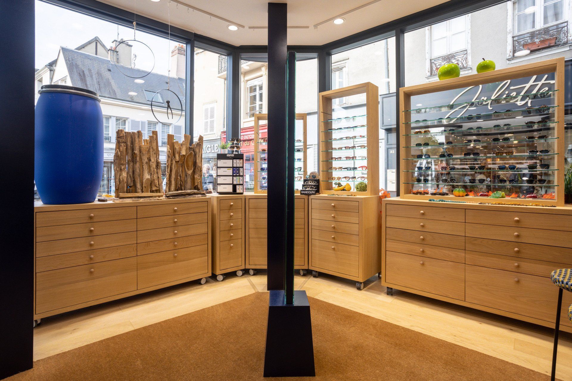 Il y a un grand tonneau bleu au milieu de la pièce.