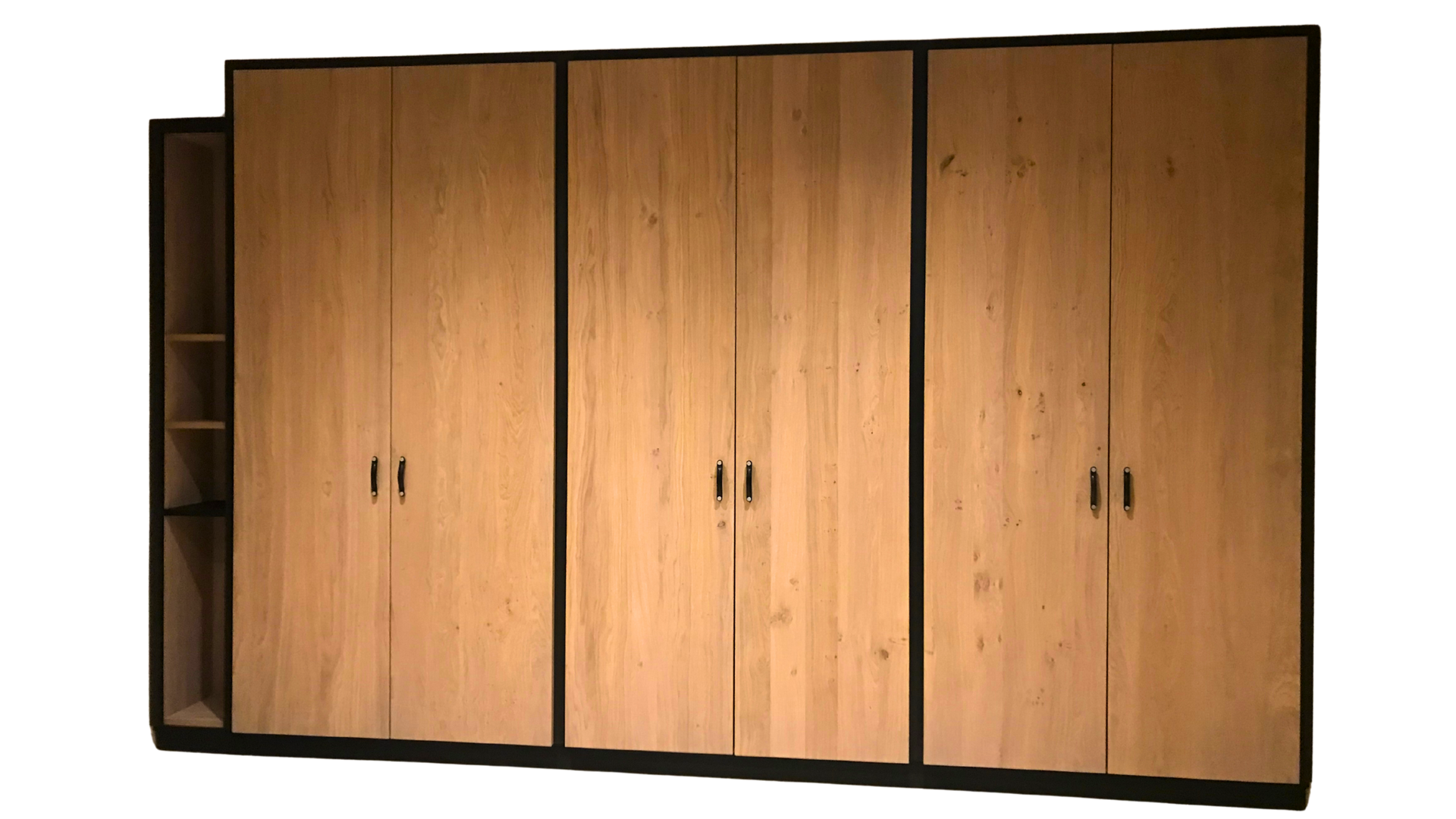 Une rangée d'armoires en bois avec des garnitures noires sur fond blanc.