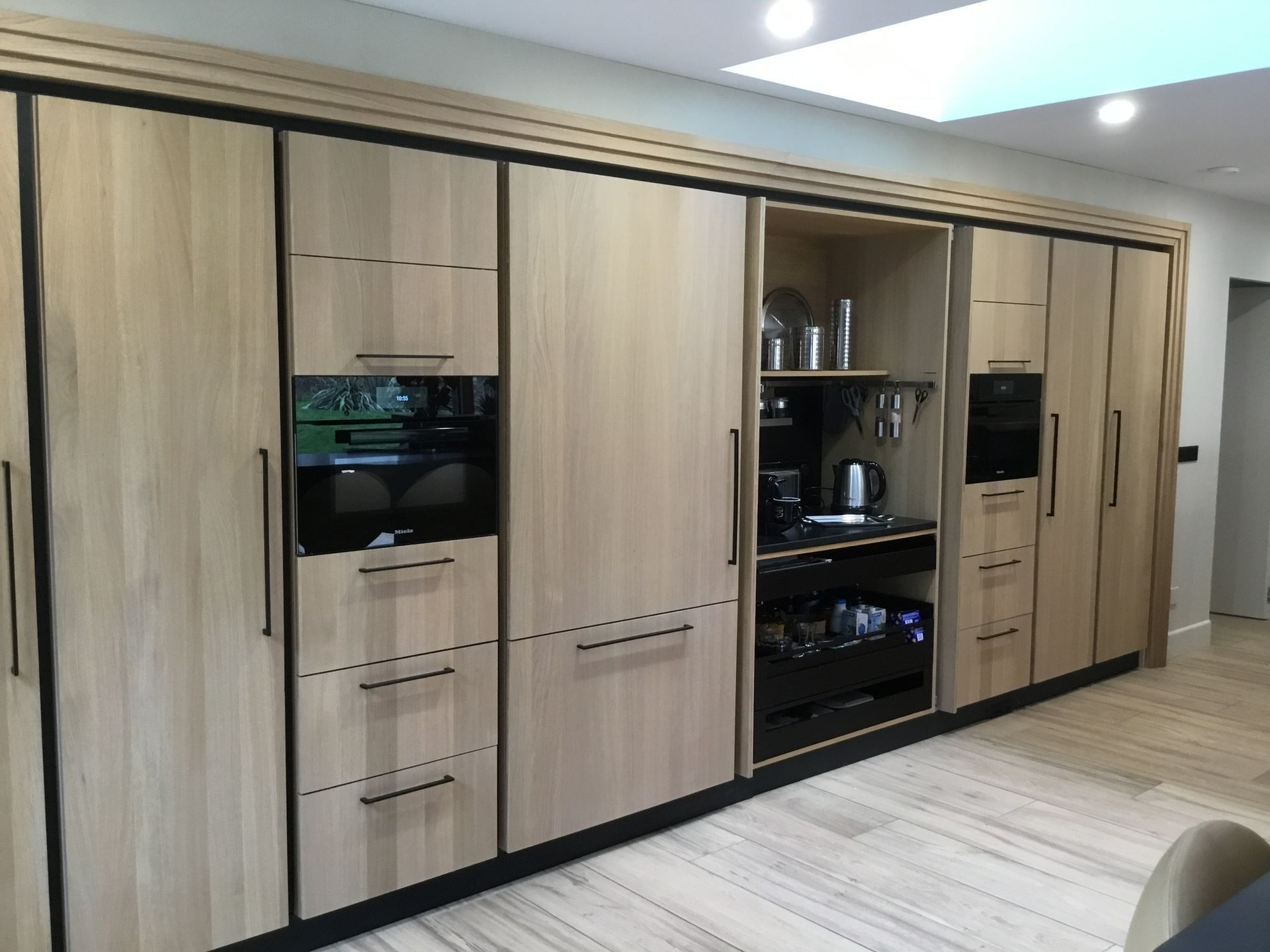 Une cuisine avec beaucoup d'armoires et de tiroirs en bois