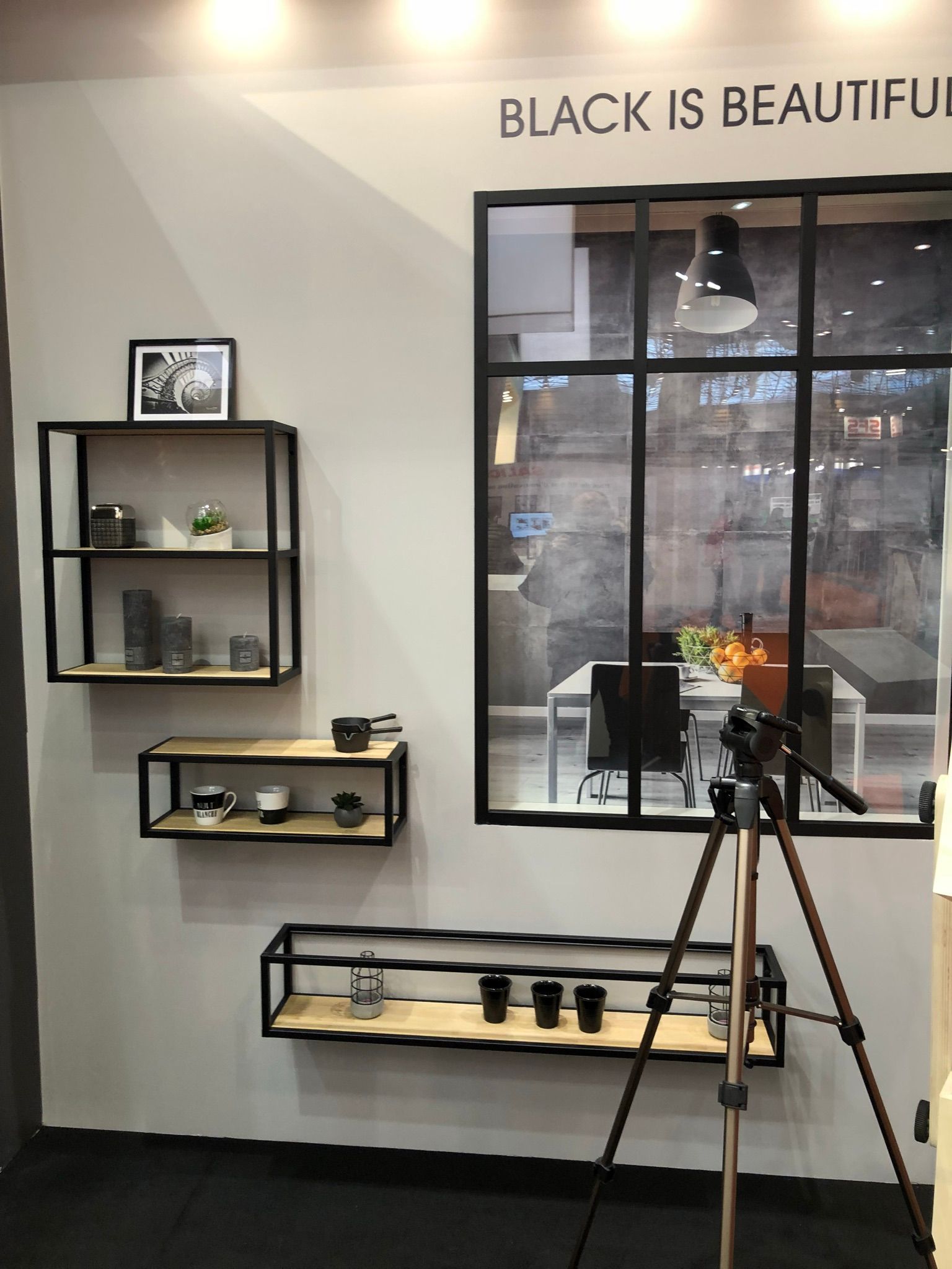 Une pièce avec des étagères et un panneau indiquant que le noir est beau