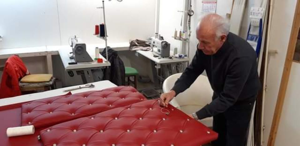 tappezziere al lavoro