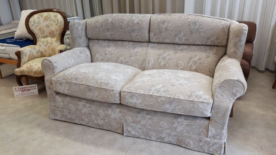 divano due posti in tessuto