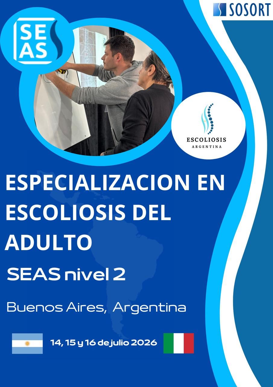 Folleto azul de SEAS sobre la especialización en escoliosis en adultos, Buenos Aires, con un hombre examinando un modelo de columna vertebral.