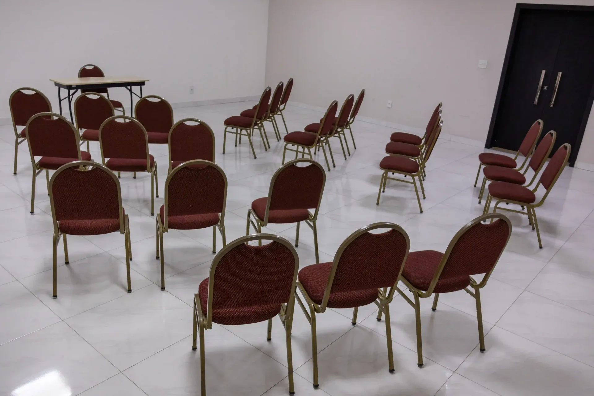 Uma mesa coberta com pratos de comida e bebidas. pousada-ocacocar