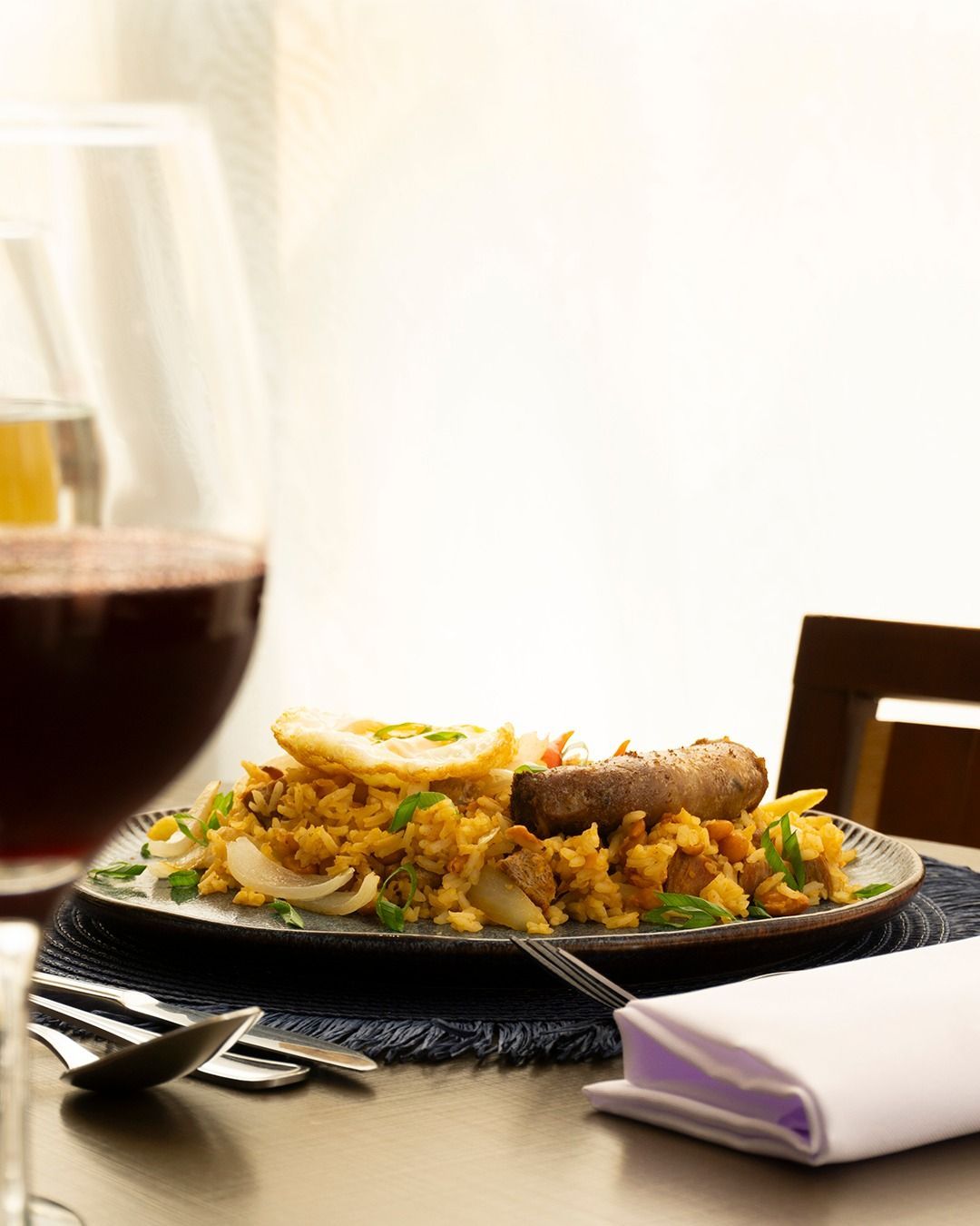 Uma mesa coberta com pratos de comida e bebidas. pousada-ocacocar