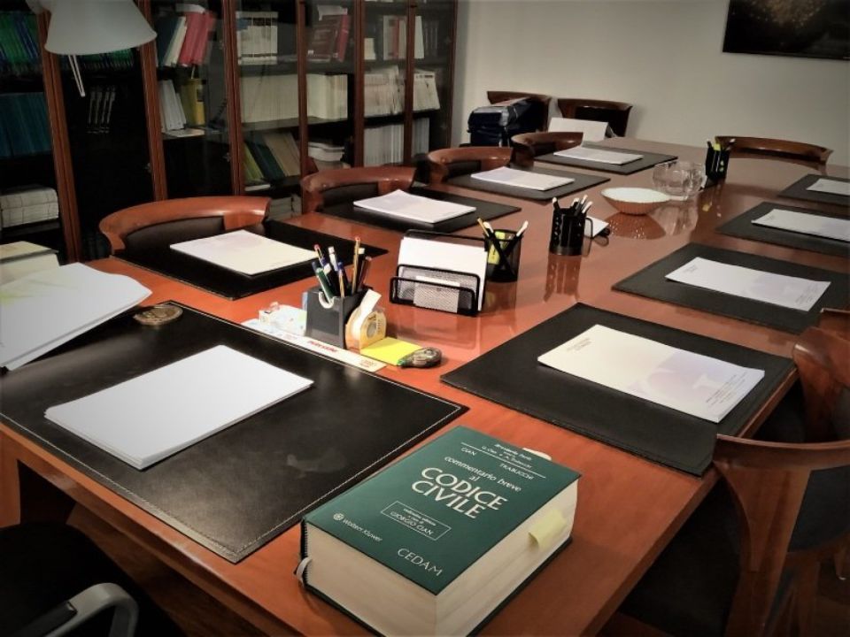 Ufficio con documenti notarili