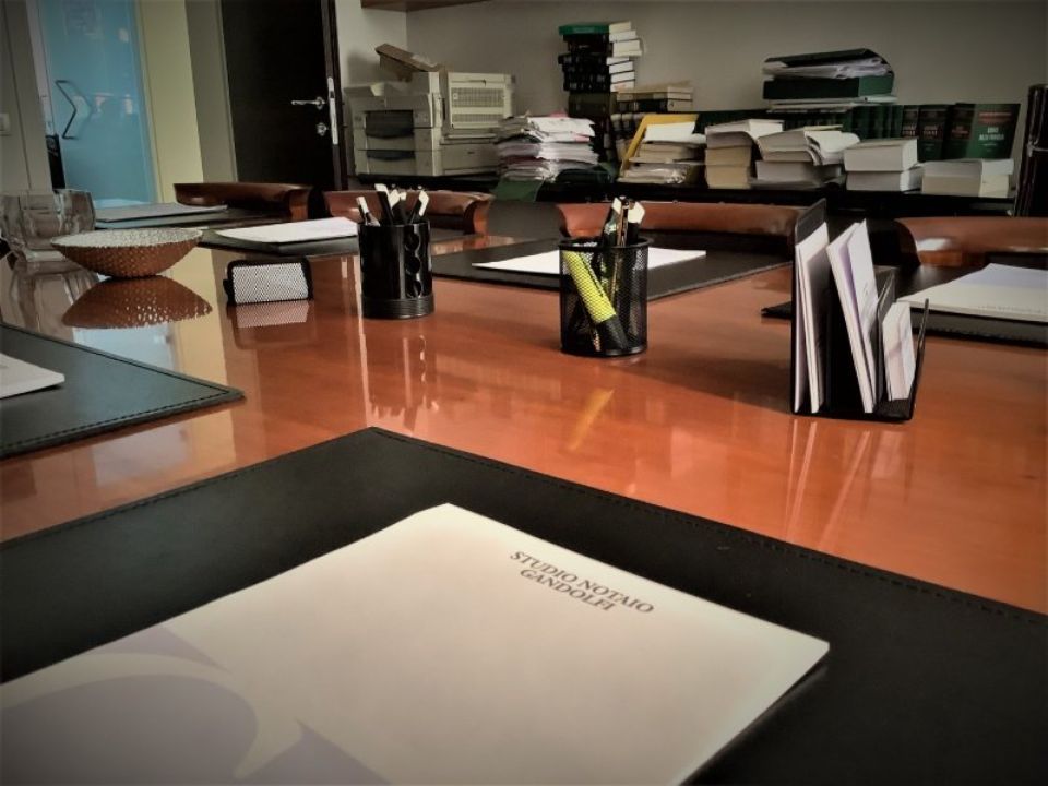 Scrivania con documenti