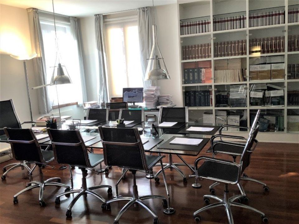 Ufficio con tavolo e sedie