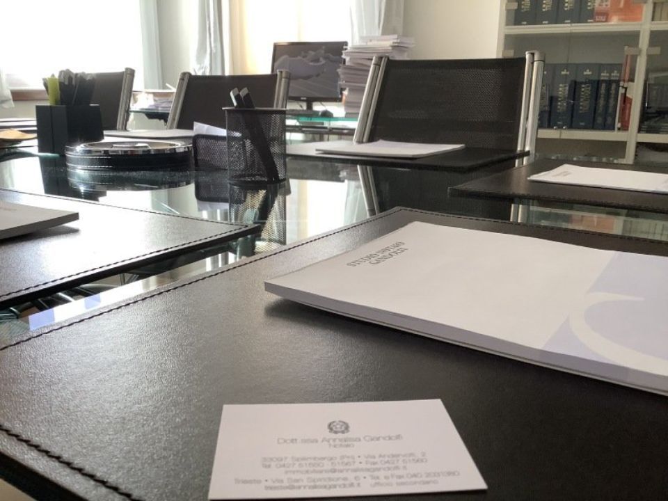 Ufficio del notaio con scrivania e sedie