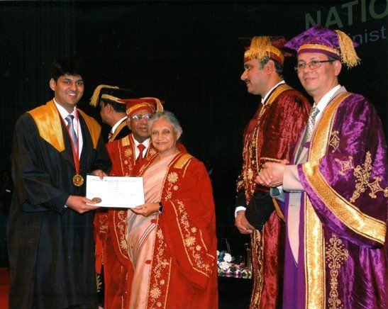 Dr.Karthik receiving gold medal from Ms. Shiela Dixit for securing country wide highest marks in DNB, 2009.