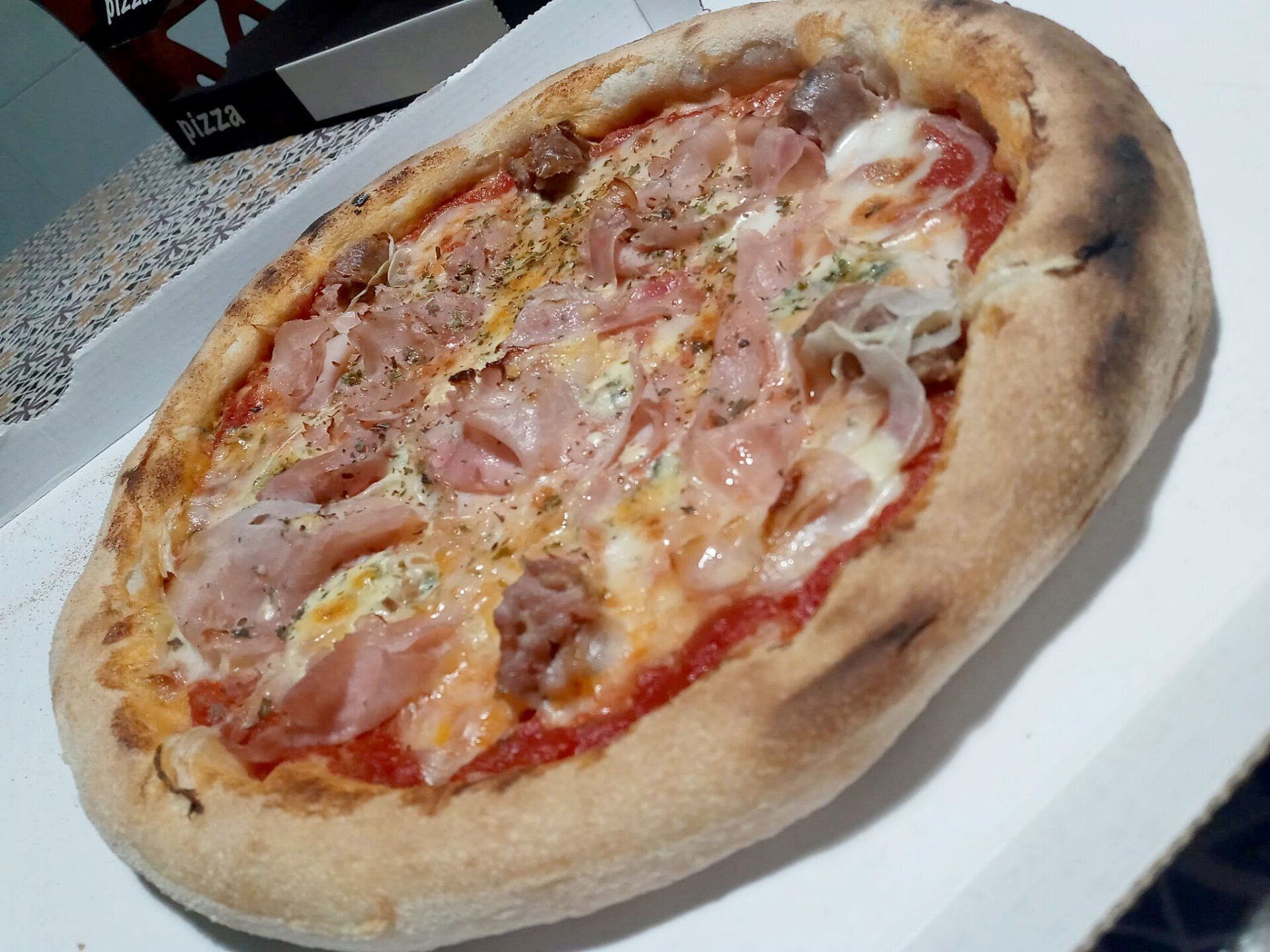 Pizza prosciutto e salsiccia