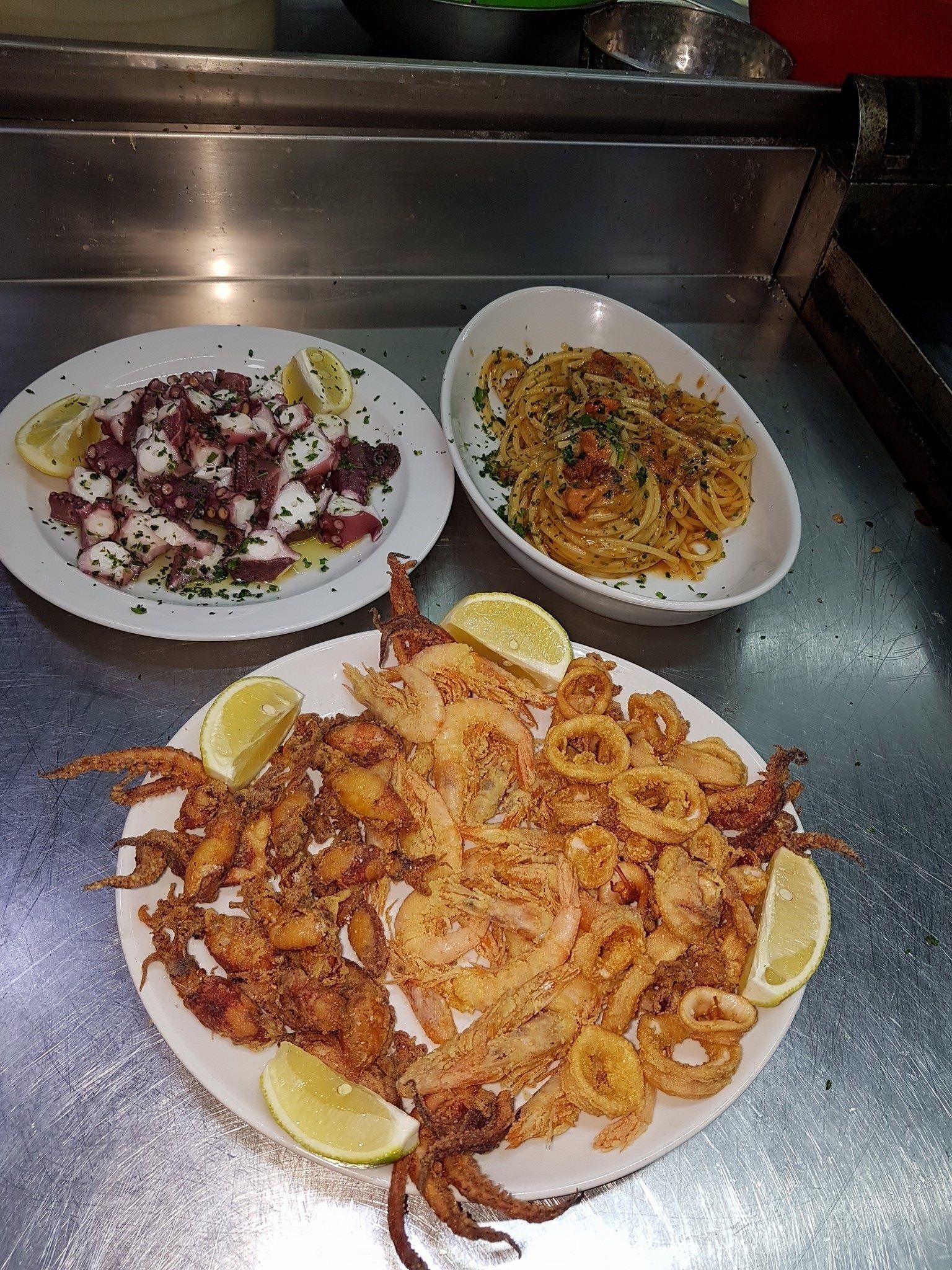 insalata di polpo, spaghetti ai gamberi e frittura di mare