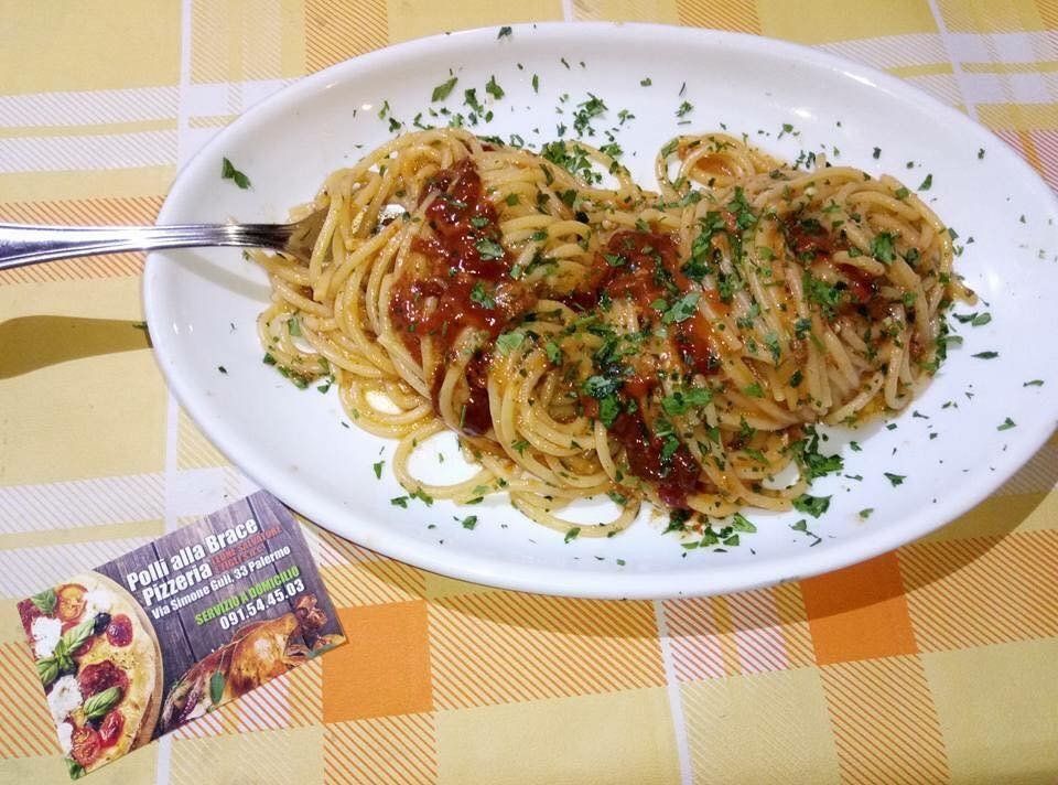 spaghetti con condimento di pesce