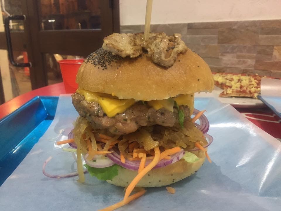 hamburger con carotine e cipolla