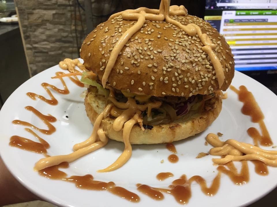 hamburger con salsa rosa