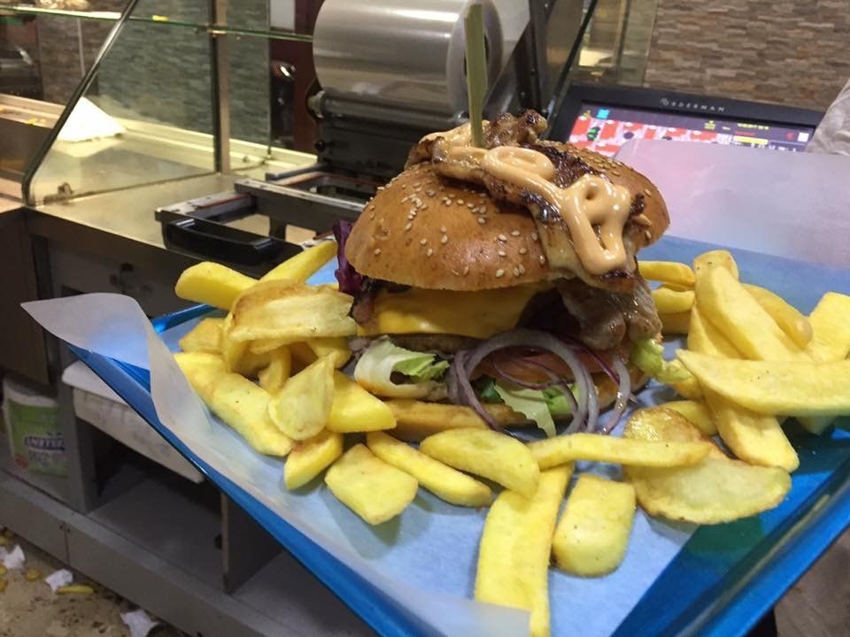 hamburger con contorno di patate fritte