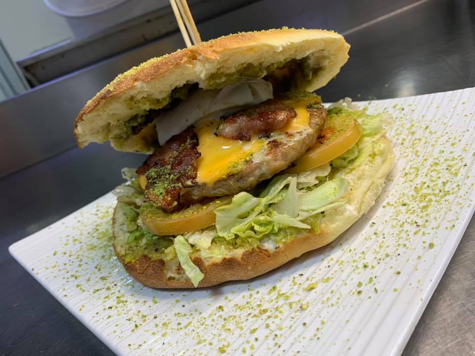 hamburger con insalata e pomodoro