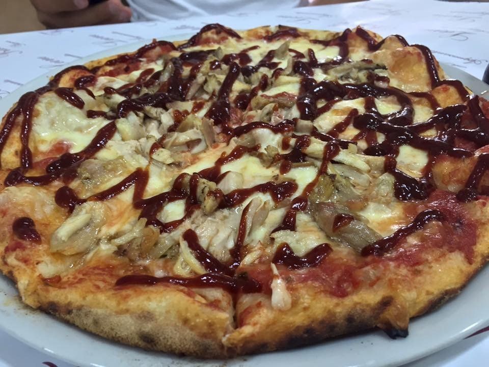 pizza con carciofi e salsa barbecue