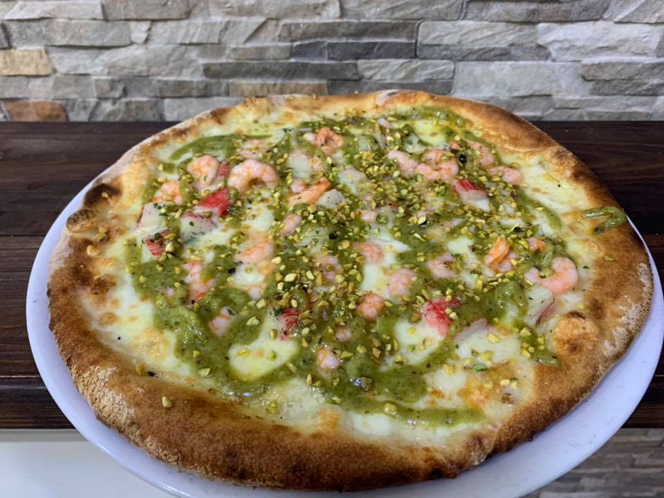 pizza bianca con pesto e gamberetti