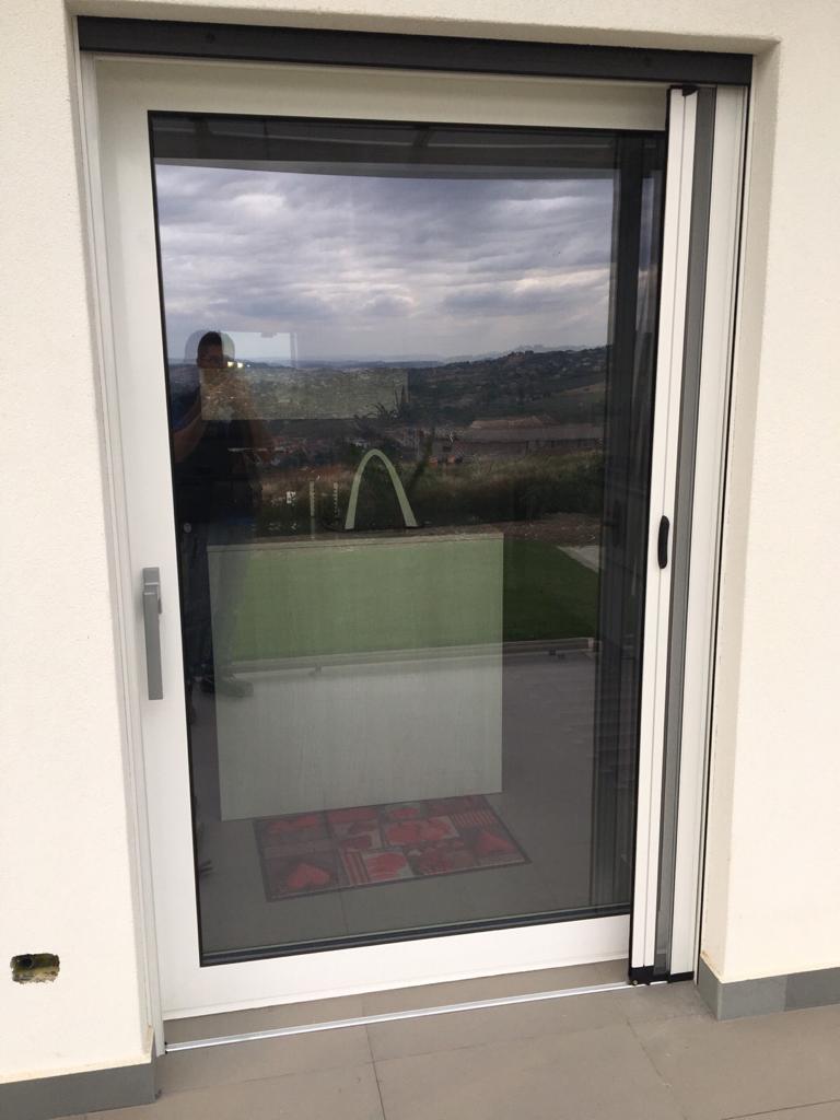 portoni su misura in alluminio e legno