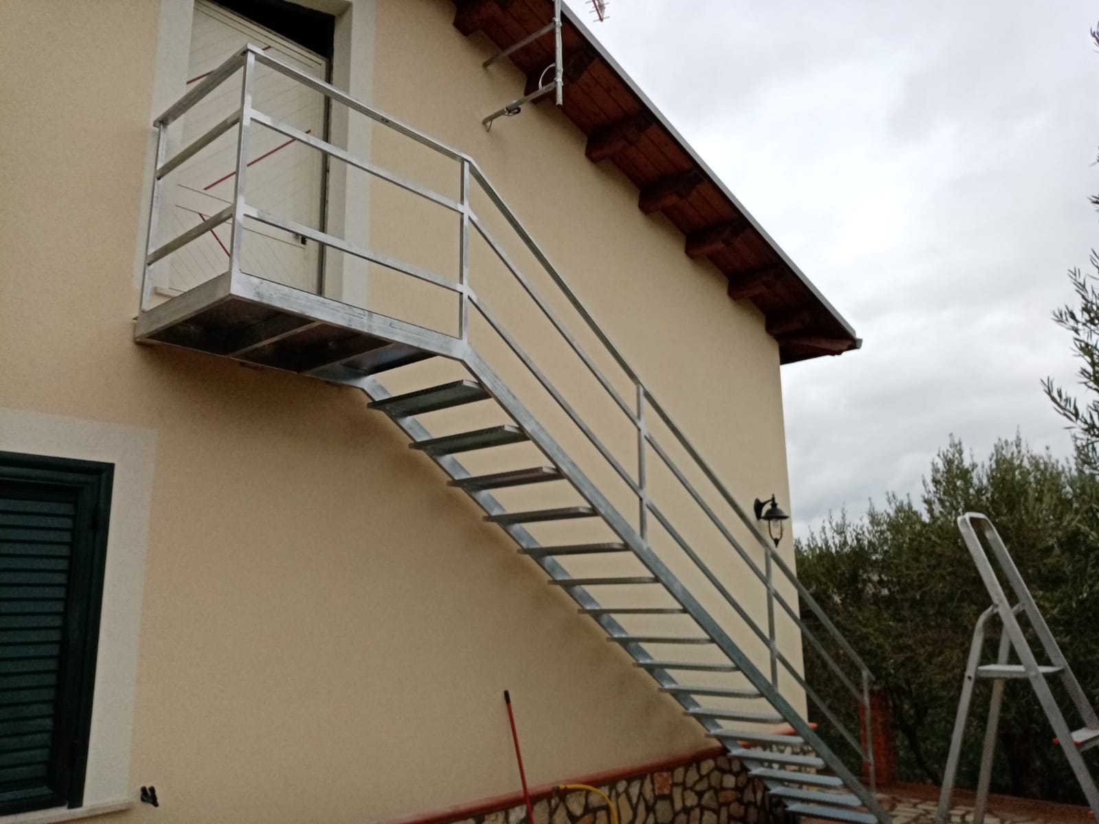 scale in ferro con corrimano