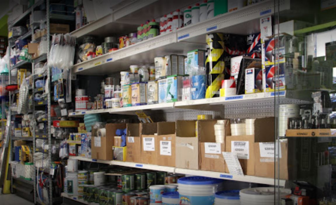 scaffali all'interno della ferramenta