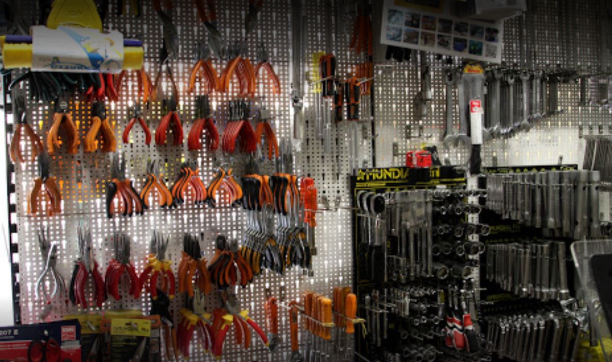 esposizione oggetti nella ferramenta