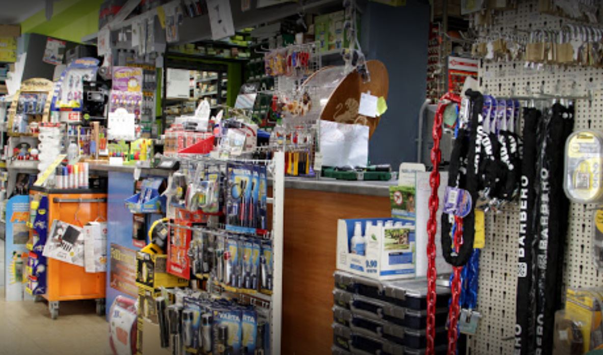 interni ferramenta con prodotti esposti