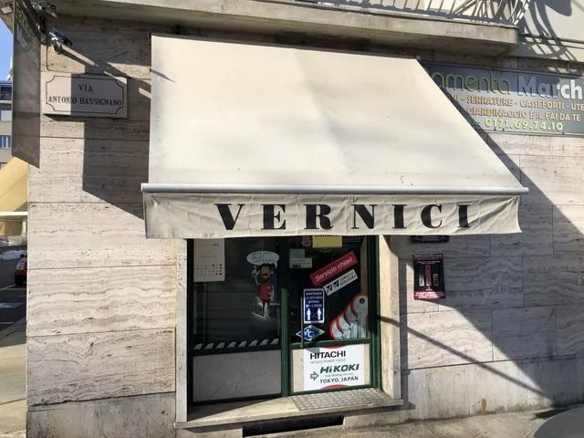 Vetrina con tenda da sole beige con la scritta
