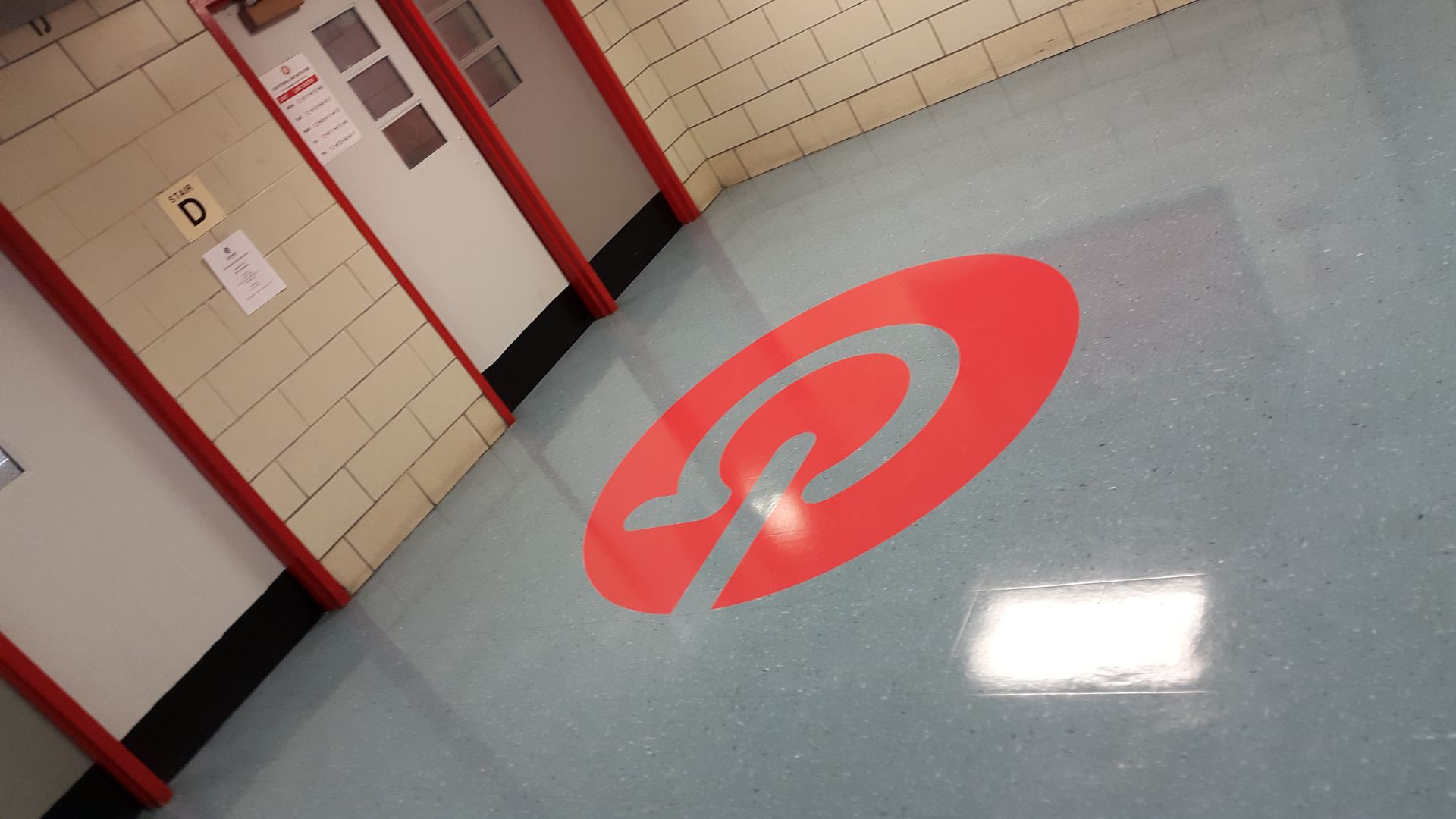 A red circle with the letter g on it