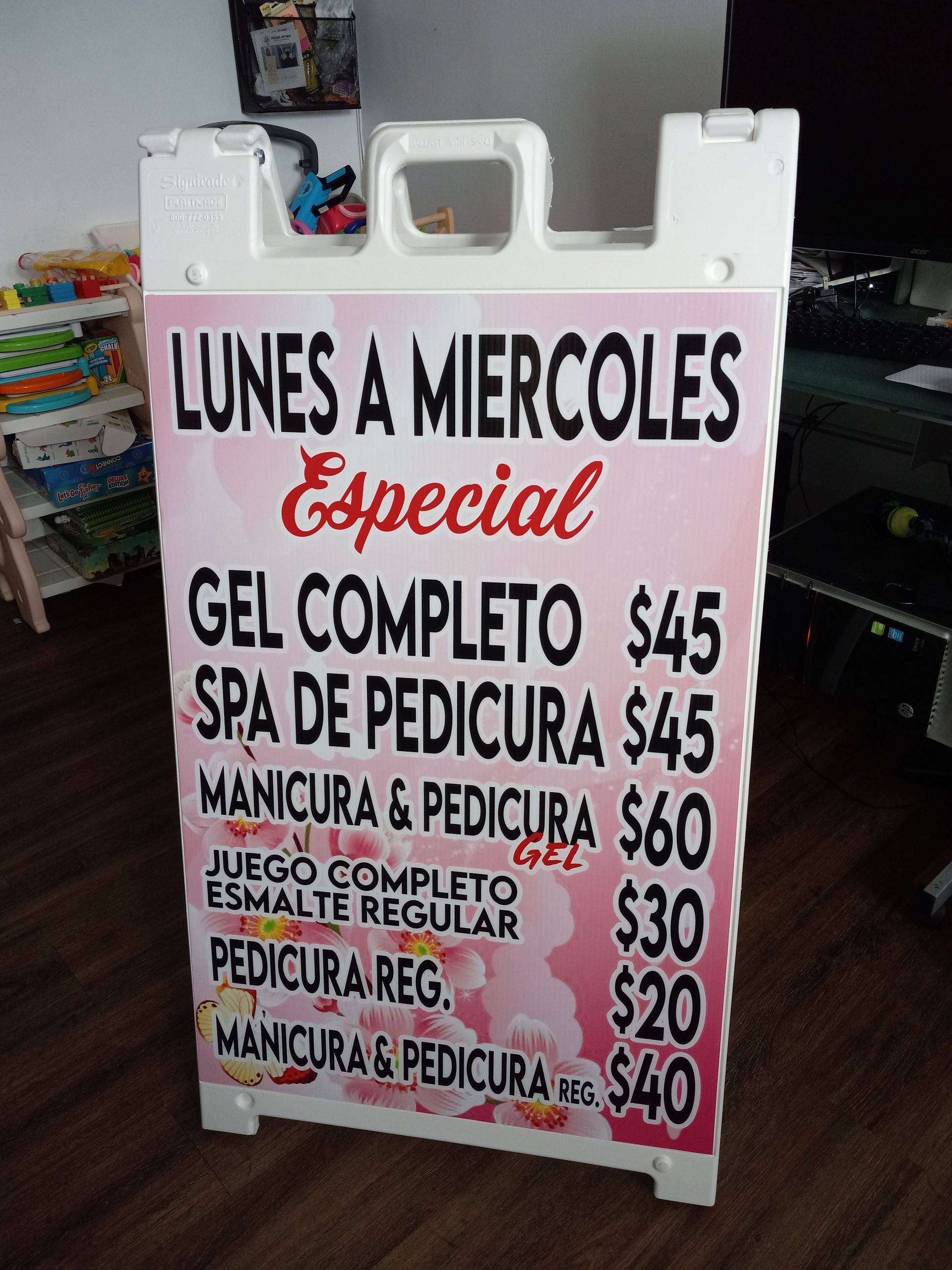 A sign that says lunes a miercoles especial on it