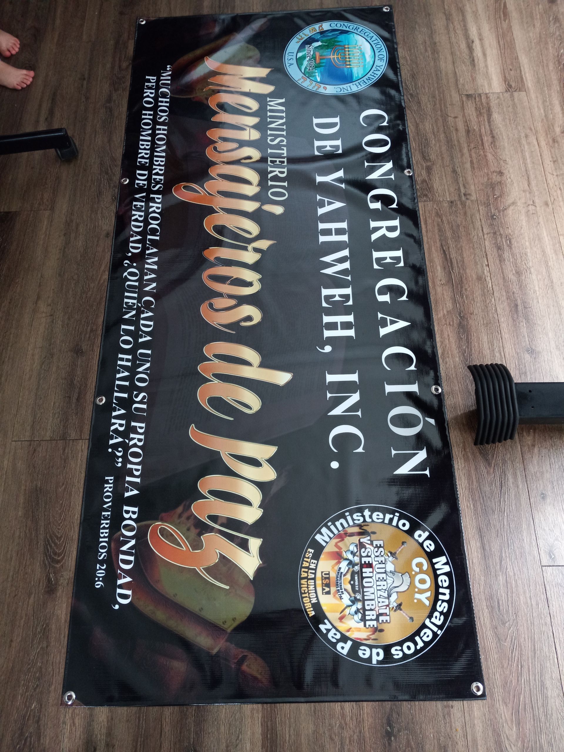 A banner that says ' congresacion de yaaweh inc ' on it