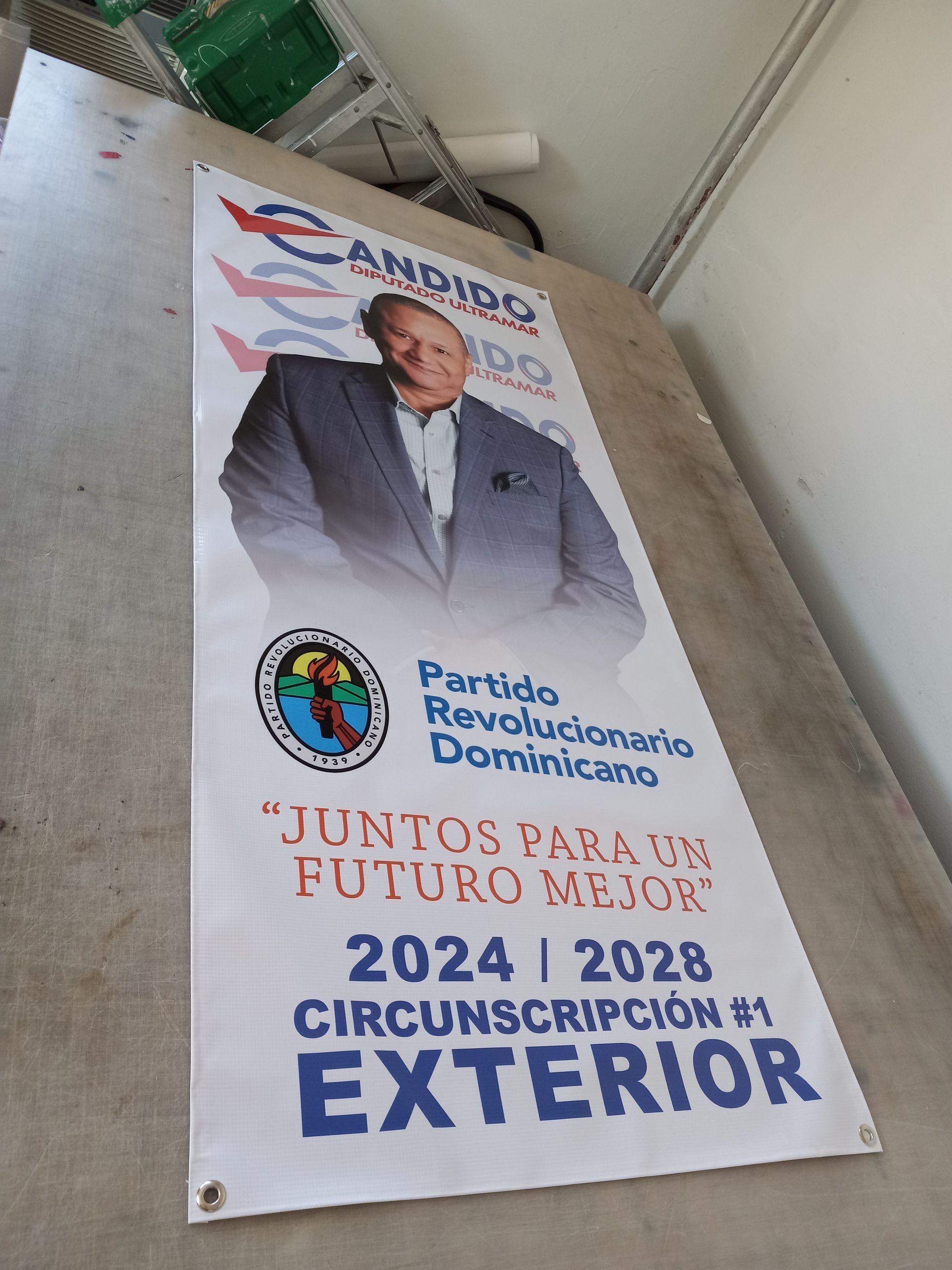 A banner that says juntos para un futuro mejor