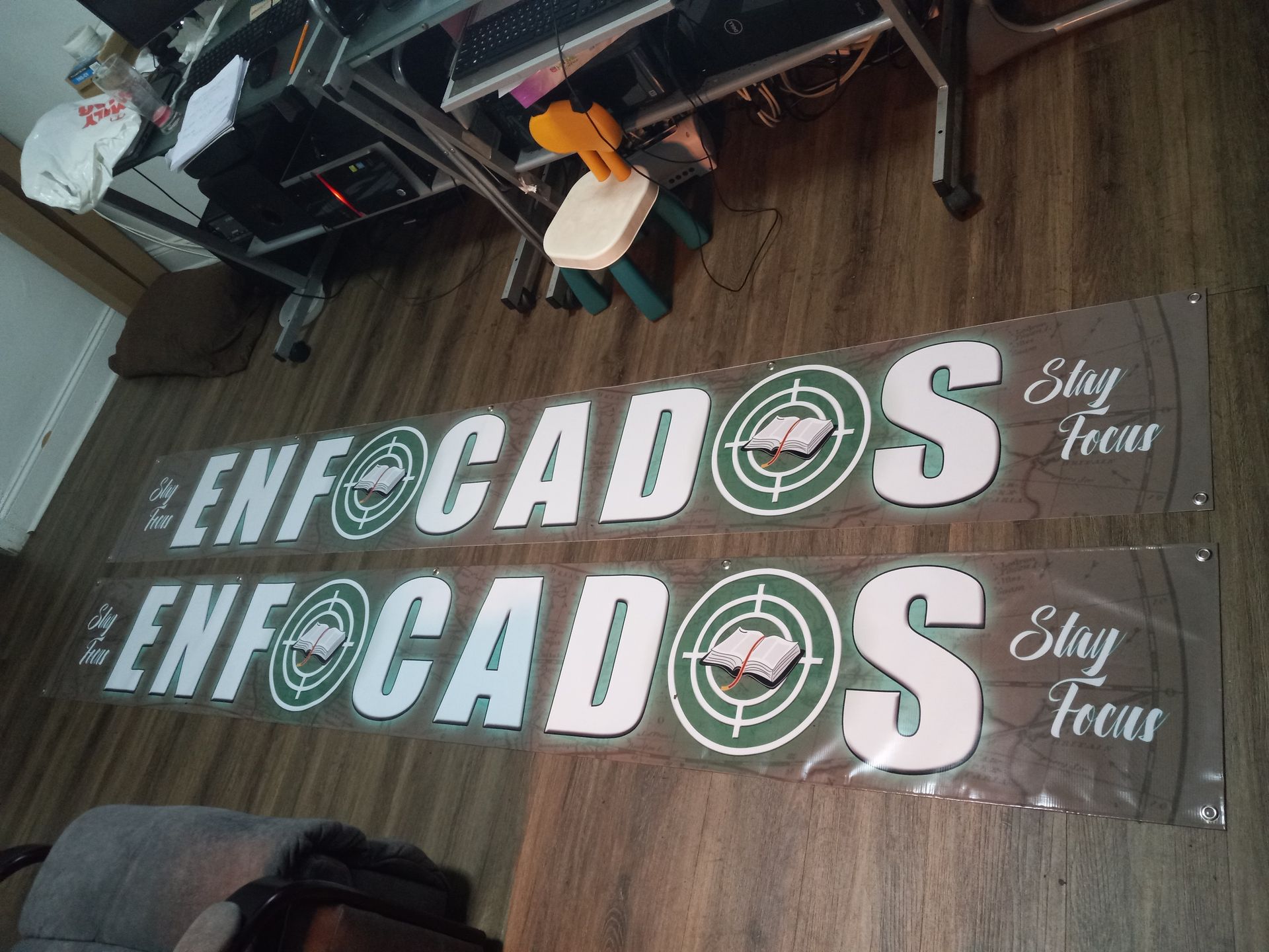 A sign that says enfocados is on a wooden floor