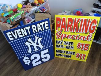 A blue and yellow sign that says event rate $ 25 and parking special $ 15
