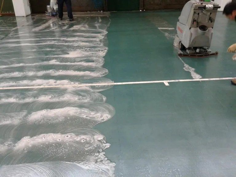 Pulizia pavimento in resina