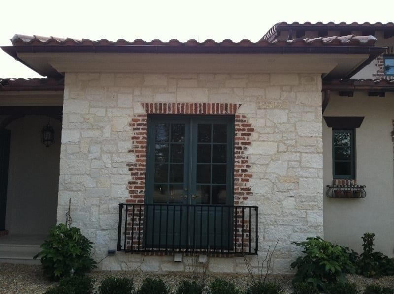 A brick building with a window and a balcony