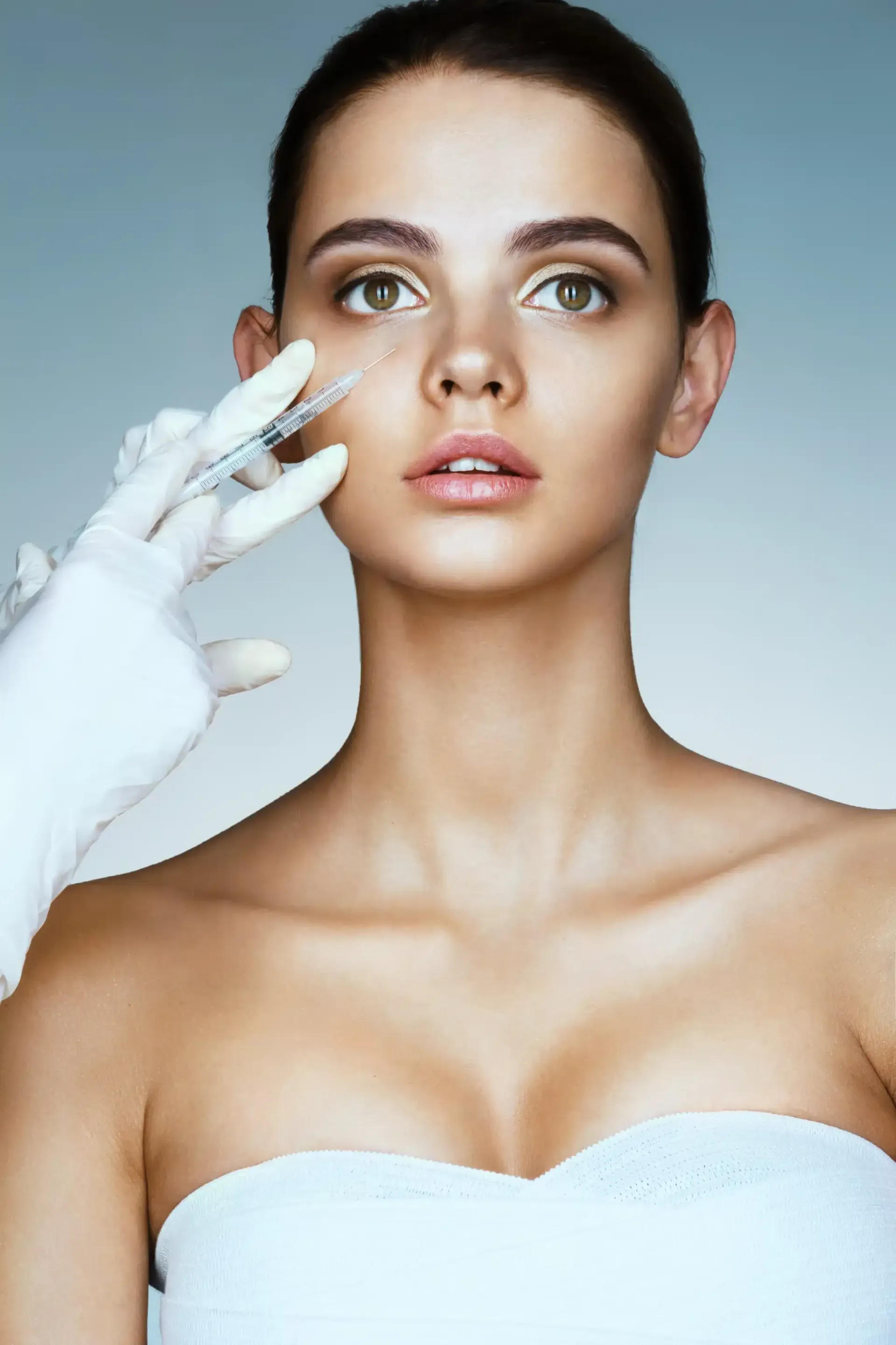 Eine Frau bekommt eine Botox-Injektion ins Gesicht.